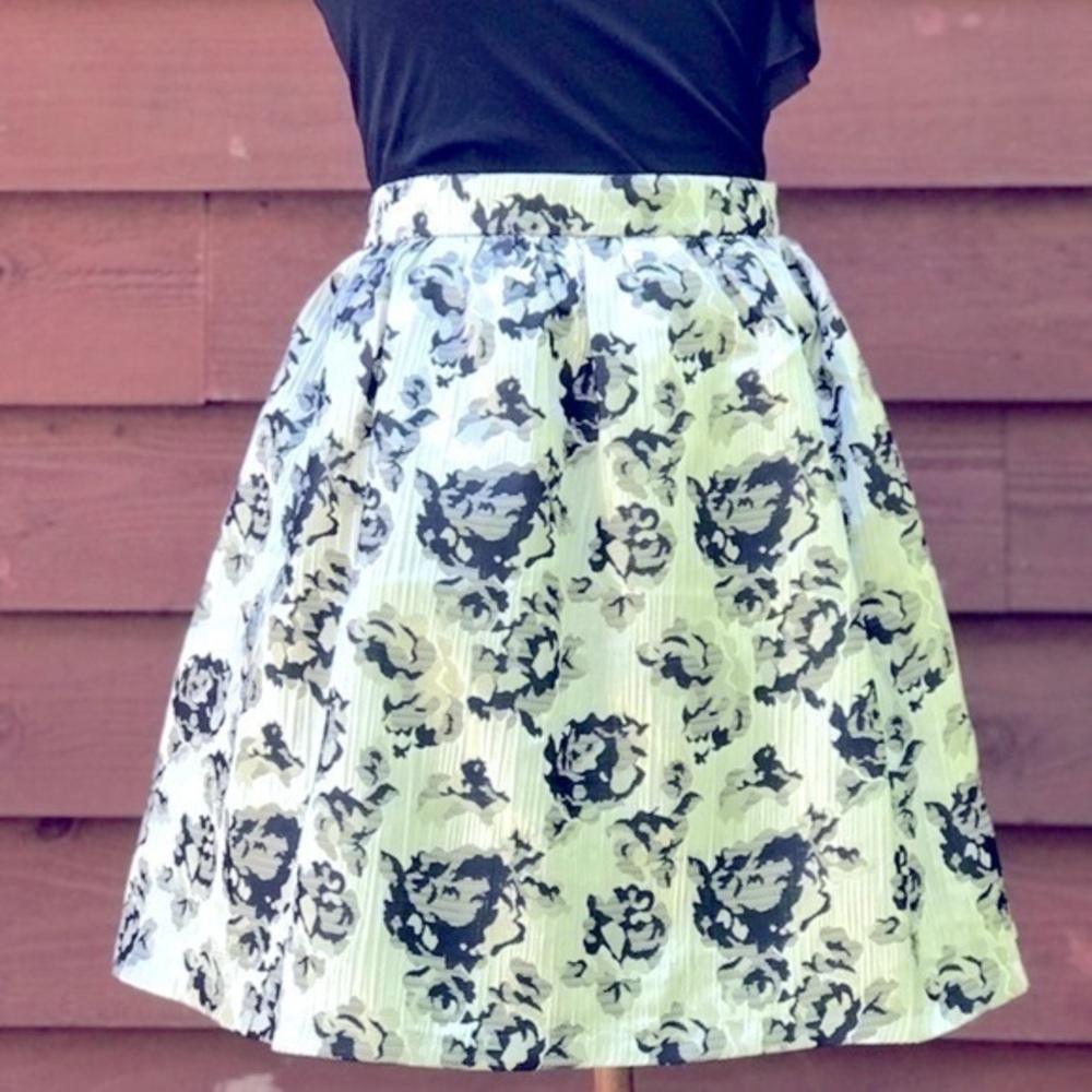 BEAUTIFUL METALIC YARN PLEATED SKIRT